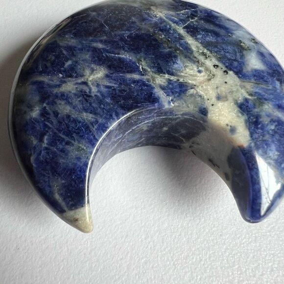 Sodalite Crystal Moon Carving‎ (#6) - Picture 4 of 10